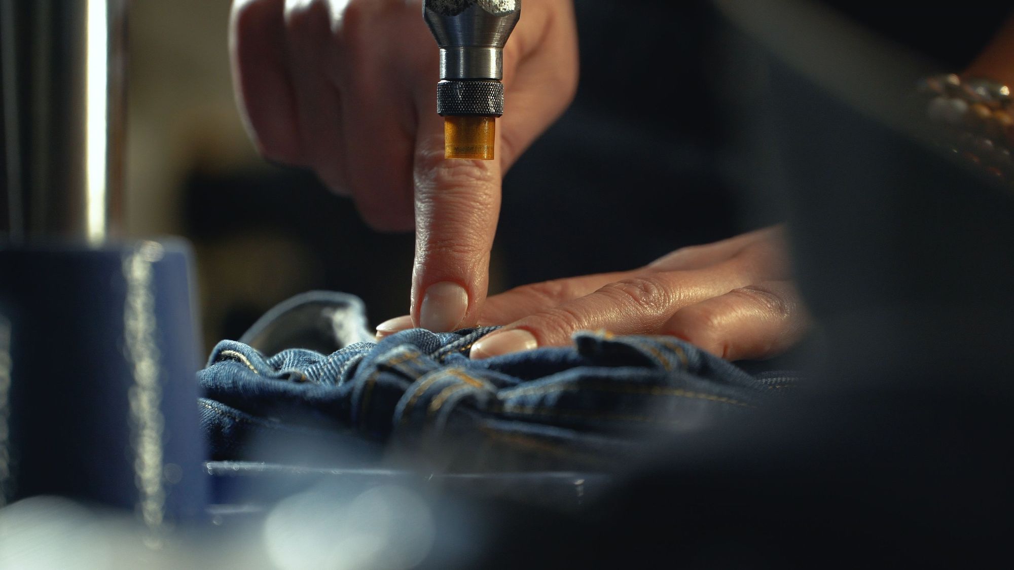 Setting a rivet
